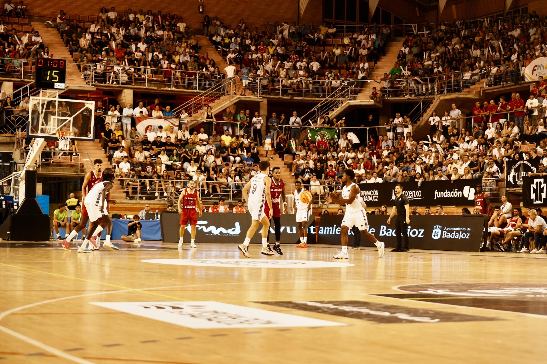 Real Madrid levanta el trofeo de campeón