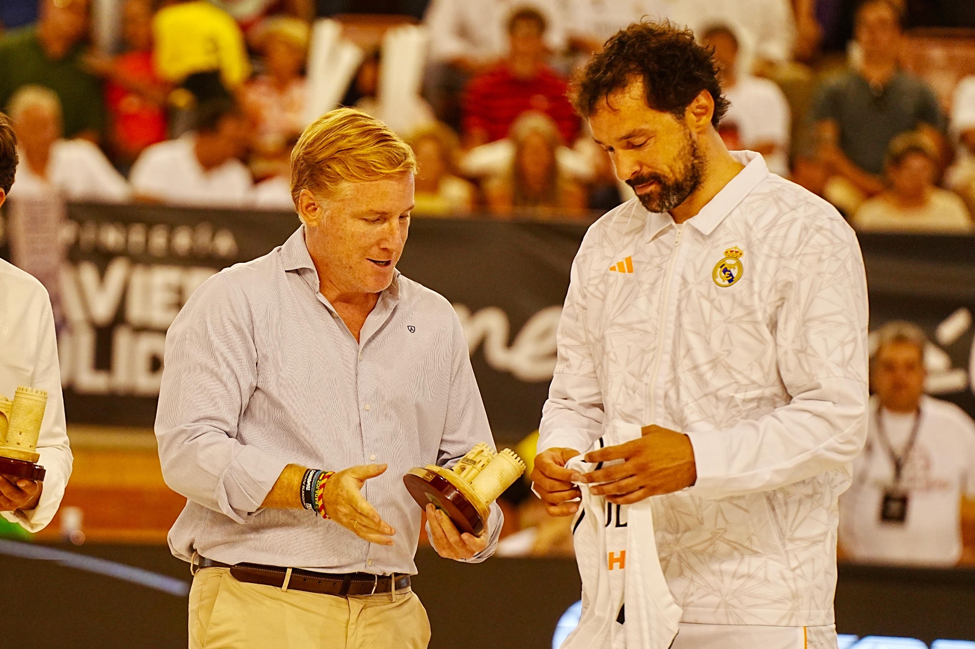 Sergio Llull recibe el trofeo de campeón